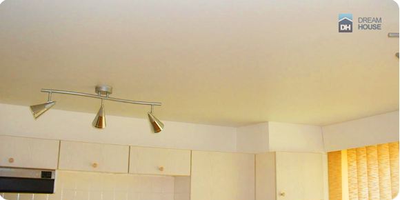 Белый матовый потолок на кухне - идеальное решение. Подойдет к любому интерьеру и цветовому исполнению мебели. Вообще считается, что белый матовый потолок - классика. А классика во все времена 